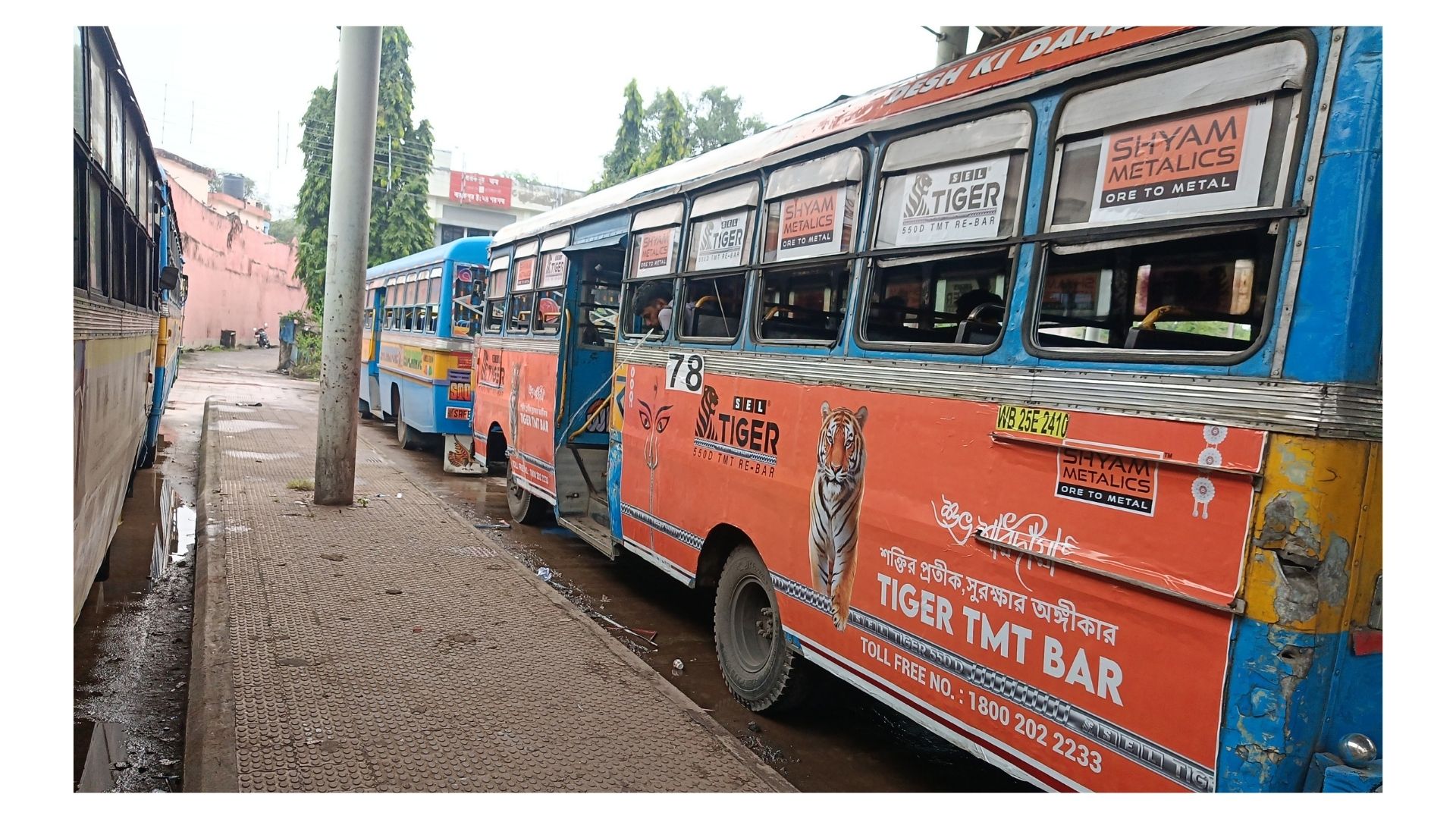 RT-78 Tiger Bus (Wet Street)